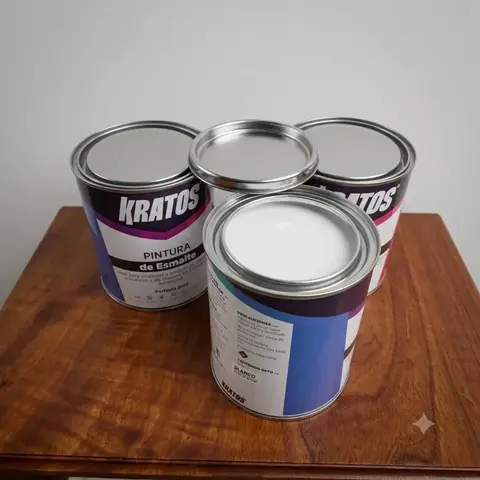 Latica de pintura de color blanco